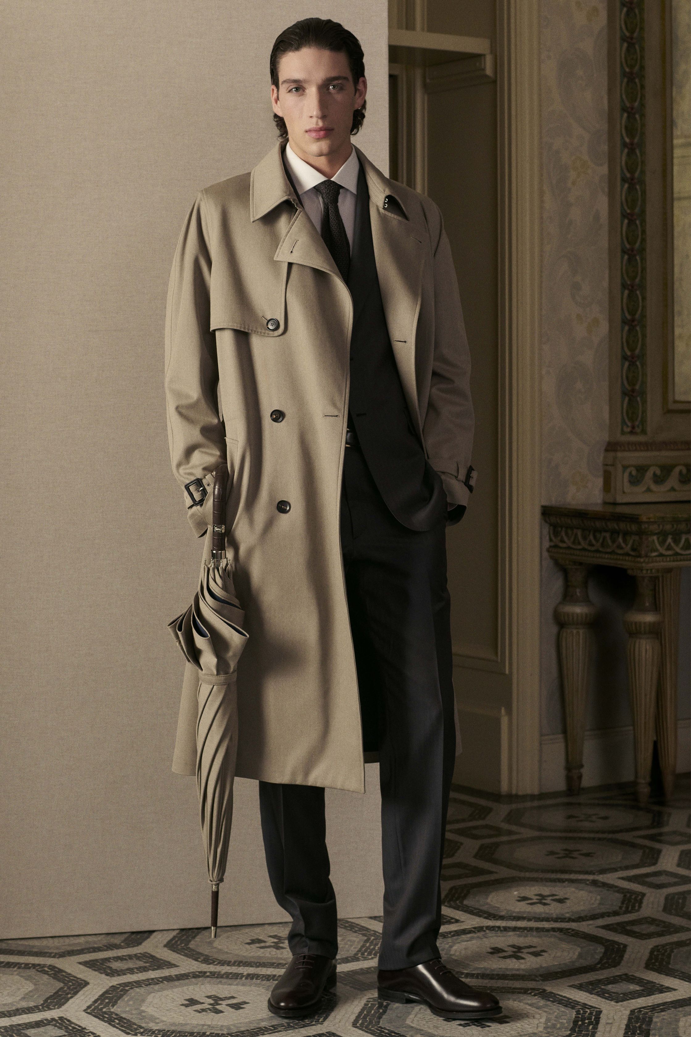 Brioni 26FW 将罗马式裁缝传统带回私密空间：柔光室内、艺术油画背景下，双排扣西装、丝绒感羊毛与精致大衣构建出一种内敛而从容的权力美学。剪裁依然精准，却刻意弱化锋芒，通过柔软肩线与舒适比例回应当代精英对“放松优雅”的渴望。Brioni 不再强调正式场合，而是将高级定制精神融入生活本身，展现真正的老钱式现代性-顽石频道趋势研究